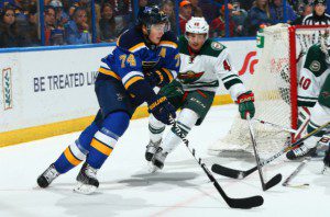 Blues T.J. Oshie möter Wilds Jared Spurgeron i en 1-1 situation.