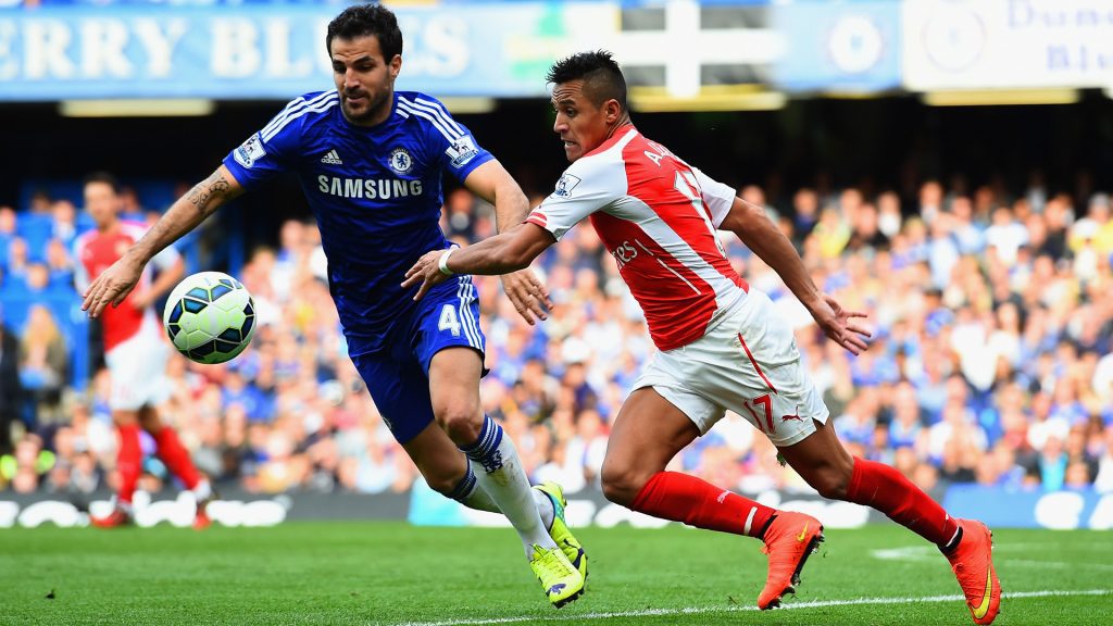 LONDON, ENGLAND - OCTOBER 05: Cesc Fabregas of Chelsea and Alexis Sanchez of Arsenal battle for the ball during the Barclays Premier League match between Chelsea and Arsenal at Stamford Bridge on October 4, 2014 in London, England. (Photo by Shaun Botterill/Getty Images)